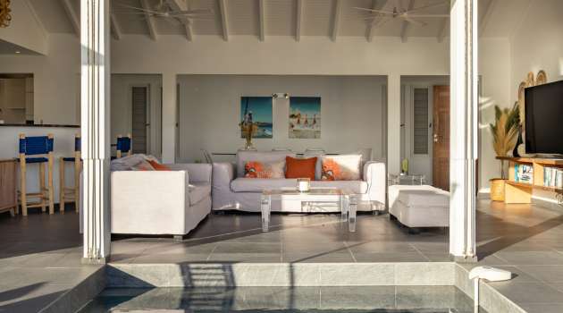 VillaMirandeLivingRoomCuisinePoolDeck-Aout2025-KenzoKhanstbarth