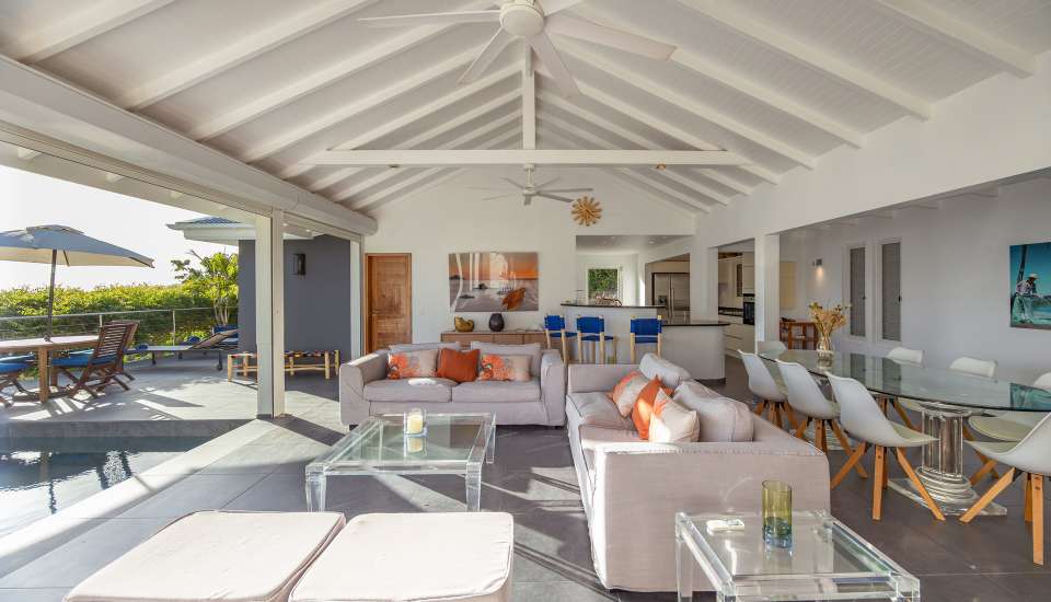 VillaMirandeLivingRoomCuisinePoolDeck-Aout2025-KenzoKhanstbarth