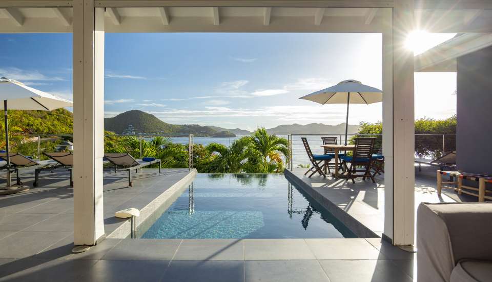 VillaMirandeLivingRoomCuisinePoolDeck-Aout2025-KenzoKhanstbarth