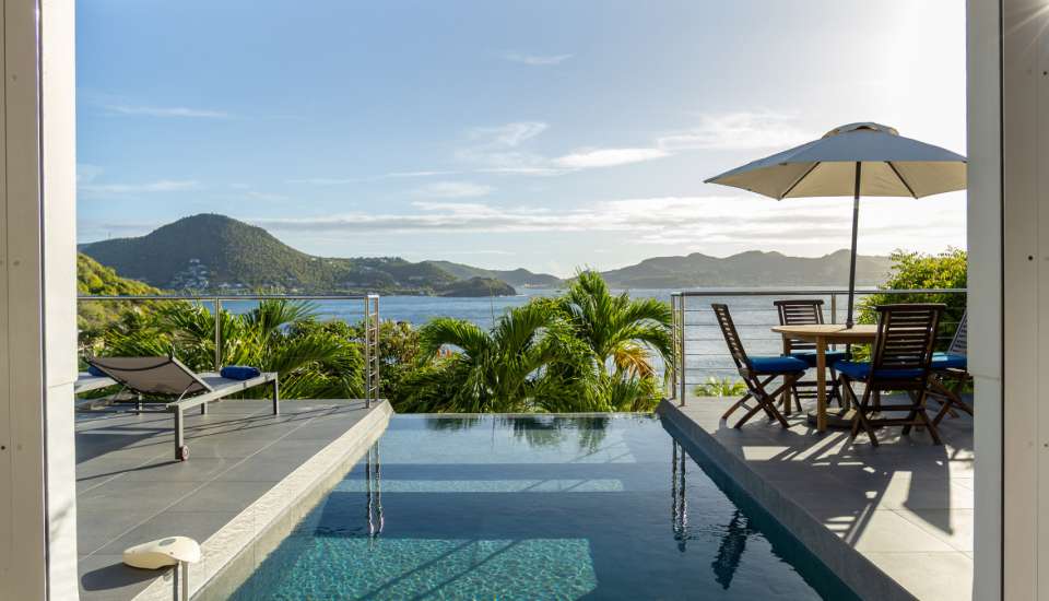 VillaMirandeLivingRoomCuisinePoolDeck-Aout2025-KenzoKhanstbarth