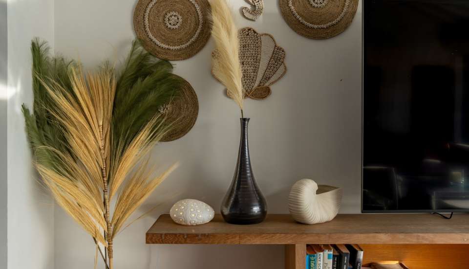 VillaMirandeLivingRoomCuisinePoolDeck-Aout2025-KenzoKhanstbarth