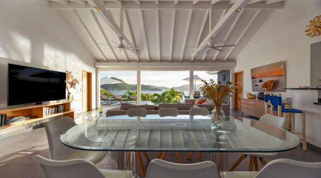VillaMirandeLivingRoomCuisinePoolDeck-Aout2025-KenzoKhanstbarth