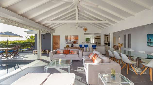 VillaMirandeLivingRoomCuisinePoolDeck-Aout2025-KenzoKhanstbarth