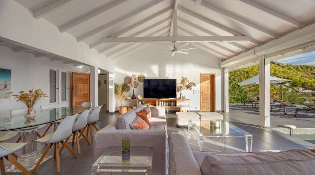 VillaMirandeLivingRoomCuisinePoolDeck-Aout2025-KenzoKhanstbarth