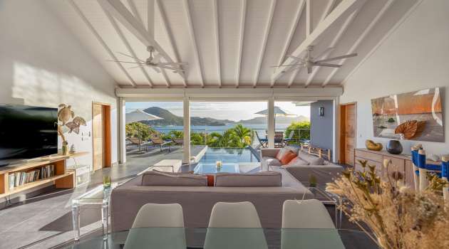 VillaMirandeLivingRoomCuisinePoolDeck-Aout2025-KenzoKhanstbarth
