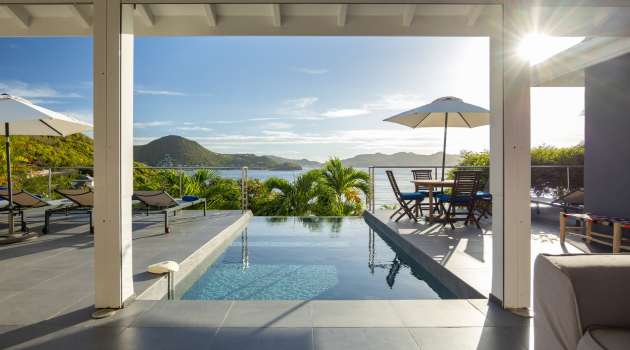 VillaMirandeLivingRoomCuisinePoolDeck-Aout2025-KenzoKhanstbarth