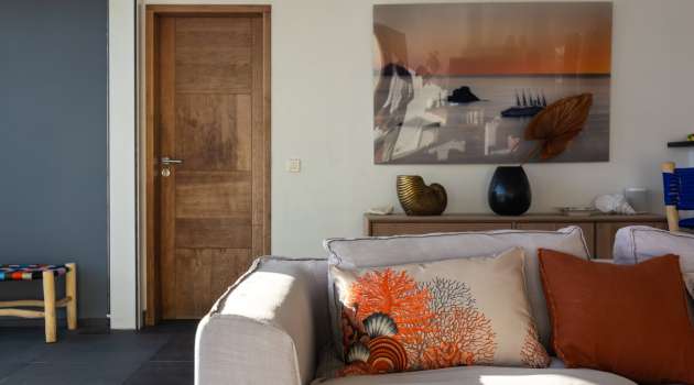 VillaMirandeLivingRoomCuisinePoolDeck-Aout2025-KenzoKhanstbarth