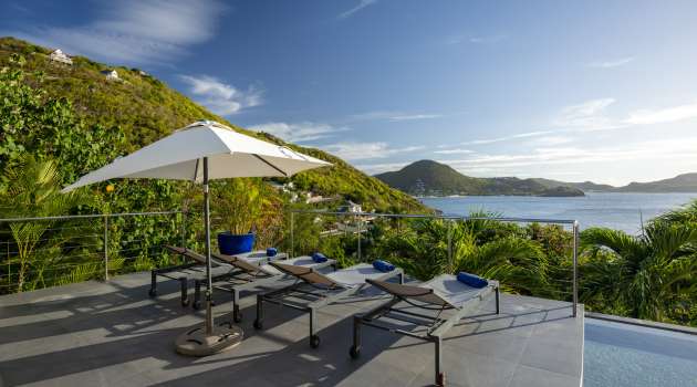 VillaMirandeLivingRoomCuisinePoolDeck-Aout2025-KenzoKhanstbarth