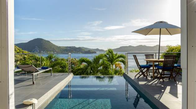 VillaMirandeLivingRoomCuisinePoolDeck-Aout2025-KenzoKhanstbarth