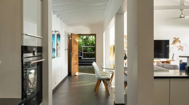 VillaMirandeLivingRoomCuisinePoolDeck-Aout2025-KenzoKhanstbarth