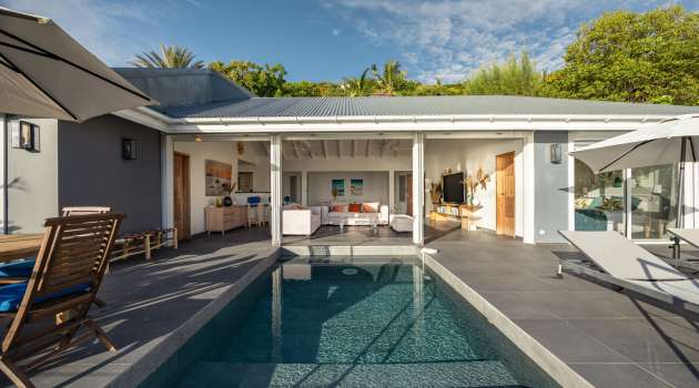 VillaMirandeLivingRoomCuisinePoolDeck-Aout2025-KenzoKhanstbarth