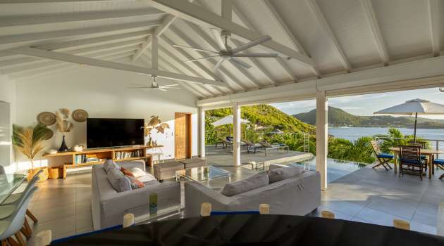 VillaMirandeLivingRoomCuisinePoolDeck-Aout2025-KenzoKhanstbarth